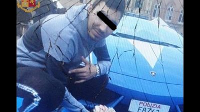 'Selfie' davanti a Lamborghini Polizia