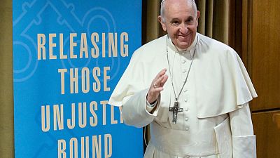 البابا يقبل أقدام زعماء جنوب السودان ويدعوهم للحفاظ على السلام