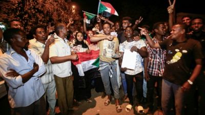 Soudan: après l'espoir, les manifestants en colère et décidés à braver le couvre-feu