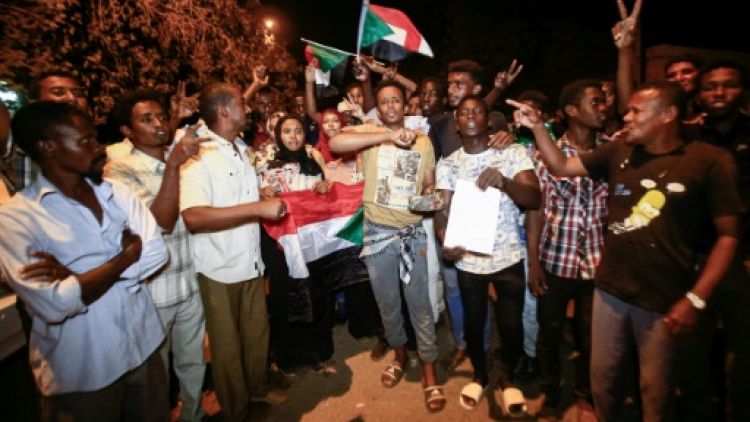 Soudan: après l'espoir, les manifestants en colère et décidés à braver le couvre-feu