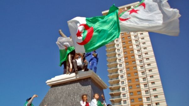 Algérie: la contestation ne faiblit pas, heurts et blessés à Alger Algérie: la contestation ne faiblit pas, heurts et blessés à Alger