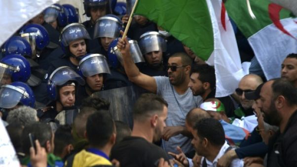 Manifestants et policiers à Alger le 12 avril 2019 Manifestants et policiers à Alger le 12 avril 2019
