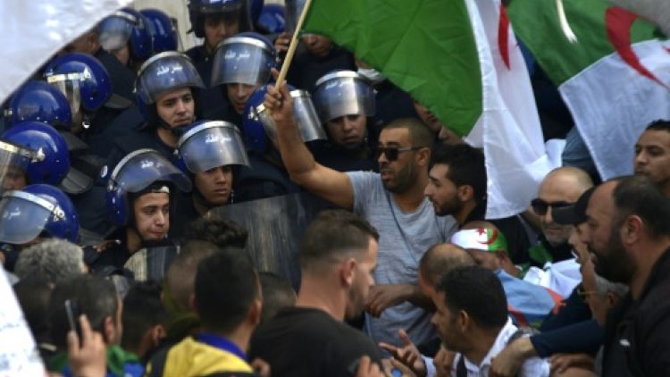Manifestants et policiers à Alger le 12 avril 2019