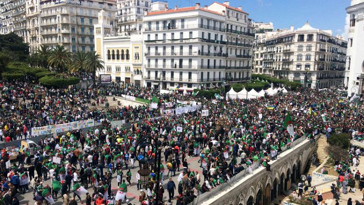 بعد رحيل بوتفليقة.. المتظاهرون في الجزائر يطالبون بالتغيير