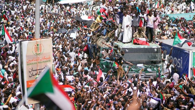شاهد: مئات الآلاف يحتشدون بالشوارع المحيطة بوزارة الدفاع السودانية