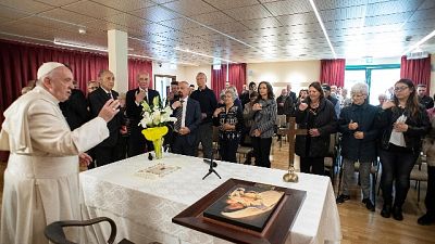 Papa visita a sorpresa malati Alzheimer Papa visita a sorpresa malati Alzheimer