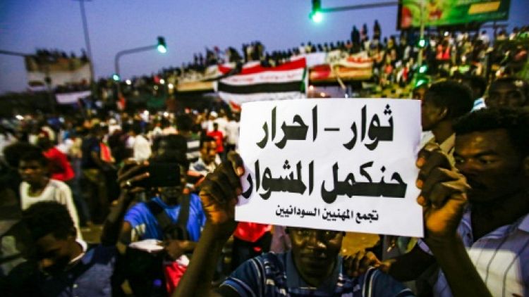 "On peut recommencer": après Béchir, les sit-in nocturnes continuent au Soudan
