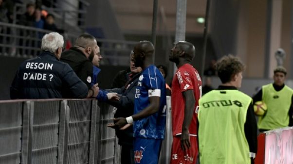 Ligue 1: Dijon-Amiens interrompu quelques minutes après des cris racistes Ligue 1: Dijon-Amiens interrompu quelques minutes après des cris racistes