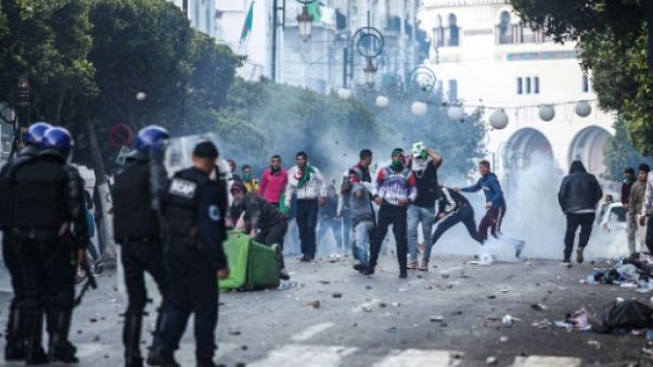 A Alger, malgré la tension, des manifestants tentent de fraterniser avec la police A Alger, malgré la tension, des manifestants tentent de fraterniser avec la police