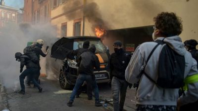 France: nouvelles manifestations de "gilets jaunes" avant les annonces de Macron France: nouvelles manifestations de "gilets jaunes" avant les annonces de Macron