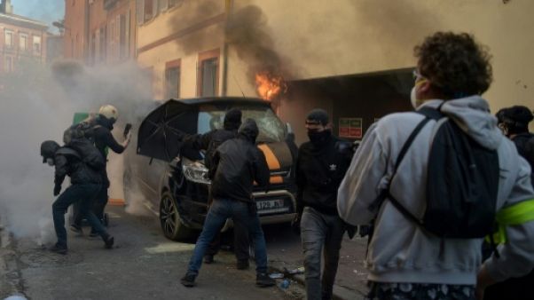 France: nouvelles manifestations de "gilets jaunes" avant les annonces de Macron France: nouvelles manifestations de "gilets jaunes" avant les annonces de Macron