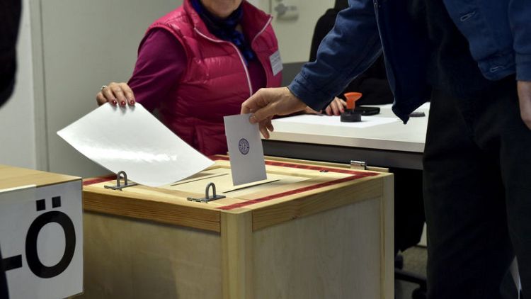 الناخبون الفنلنديون قد يفتحون الباب لتولي رئيس وزراء يساري للسلطة