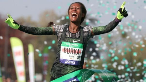 Athlétisme: victoires des Ethiopiens chez les messieurs et dames au marathon de Paris Athlétisme: victoires des Ethiopiens chez les messieurs et dames au marathon de Paris