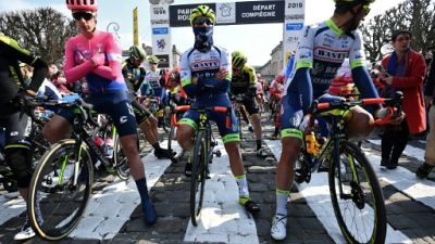 Paris-Roubaix: départ donné sous le soleil et dans le froid