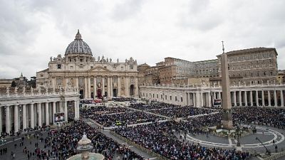 Papa in papamobile tra folla a S. Pietro