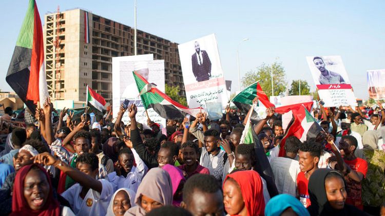 المحتجون السودانيون في انتظار رد الجيش على مطالب الانتقال