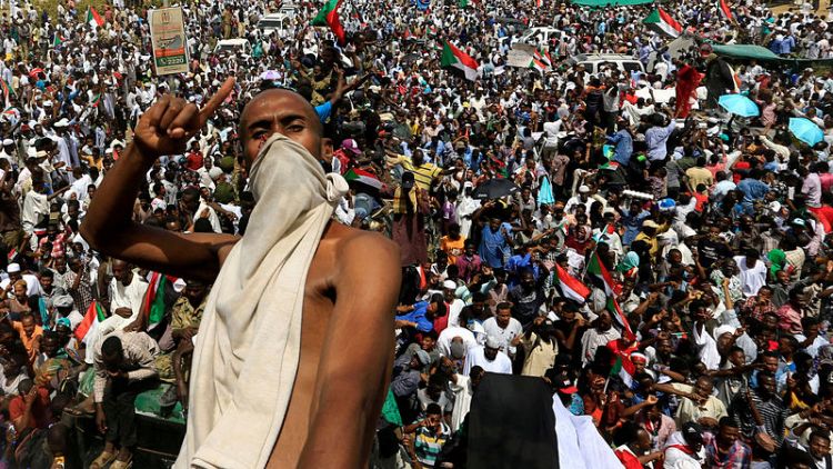 تحليل-الربيع العربي يصل متأخرا في السودان والجزائر