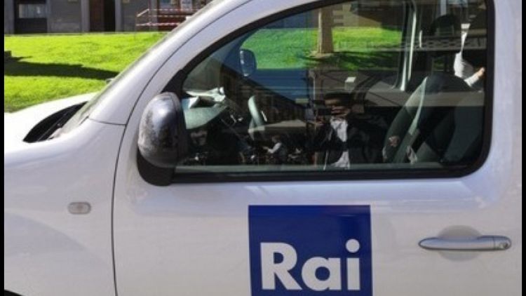 Tagliate gomme auto troupe Rai a Vicenza