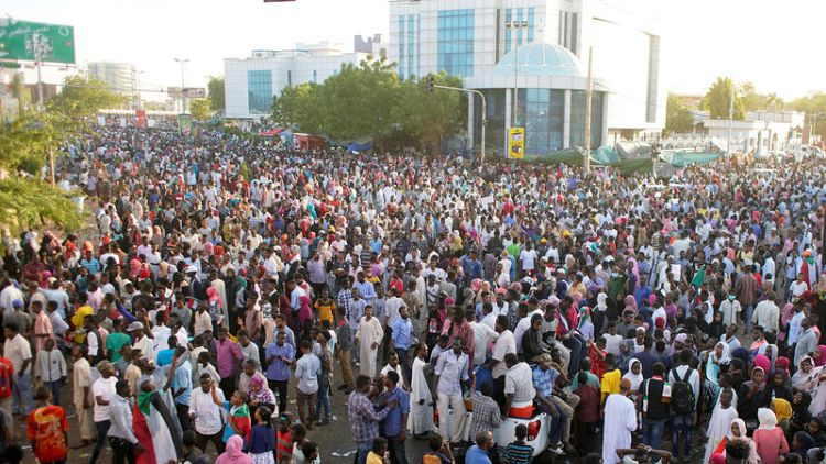 المحتجون السودانيون يطالبون بحكم مدني والمجلس العسكري يقول إنه مستعد للاستجابة