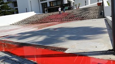 Vernice rossa davanti Consiglio Calabria