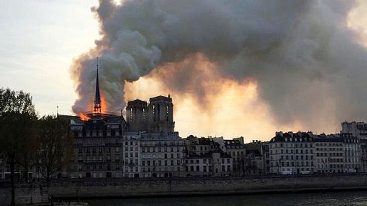 حريق يلتهم كاتدرائية نوتردام في باريس وماكرون يتعهد بإعادة بنائها