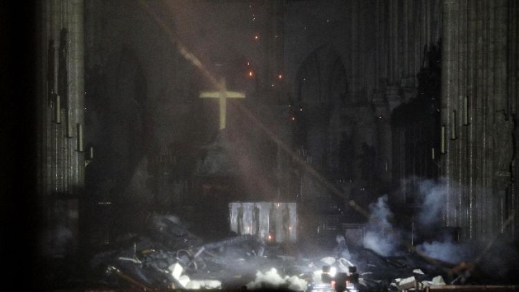 Notre Dame, le prime immagini da dentro