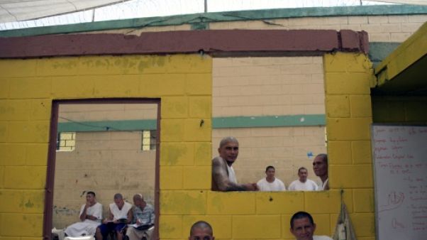 Salvador: dans une prison surpeuplée, de redoutables gangsters apprennent un métier Salvador: dans une prison surpeuplée, de redoutables gangsters apprennent un métier