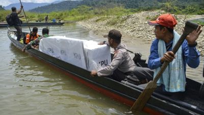 Avions, bateaux et éléphants: le défi logistique des élections en Indonésie