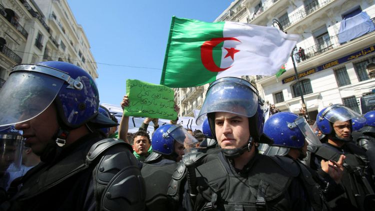 الجيش الجزائري يبحث كل الخيارات لحل الأزمة