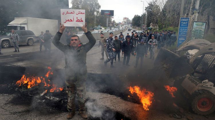 لبنانيون يتظاهرون احتجاجا على التقشف المحتمل في الموازنة