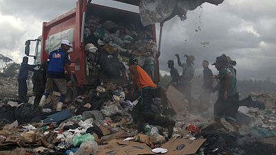 Venezuelan scavengers vie with vultures for Brazilian trash Venezuelan scavengers vie with vultures for Brazilian trash
