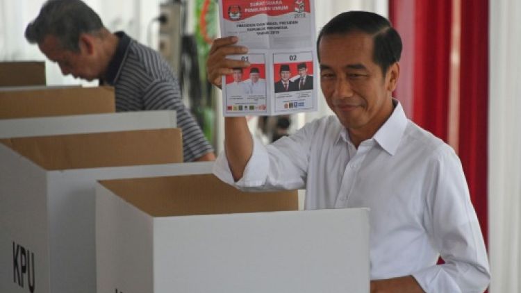 Indonésie: le président sortant Joko Widodo donné gagnant face un ex-général