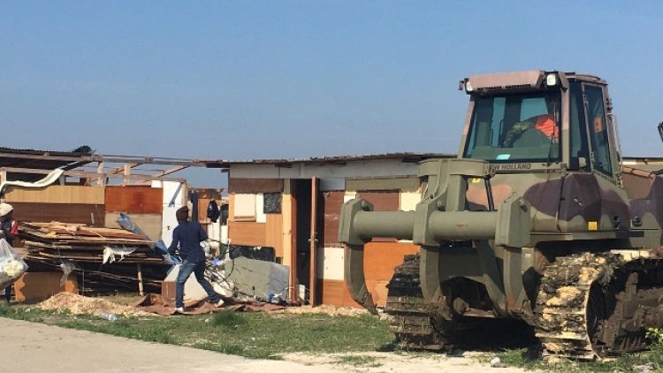 Abbattute case-baracche in ghetto Foggia