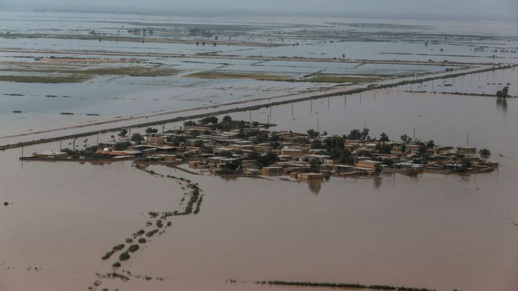 إيران تغلق آبار نفط في إقليم خوزستان بسبب الفيضانات والإنتاج ينخفض