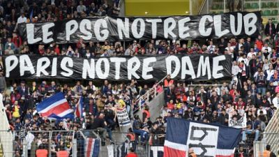 Les supporters du PSG rendent hommage à Notre-Dame avec une banderole Les supporters du PSG rendent hommage à Notre-Dame avec une banderole