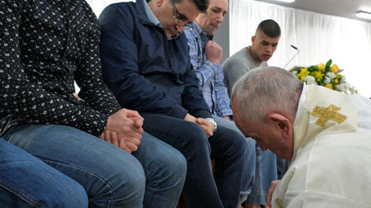 Pope washes feet of prisoners at Holy Thursday service