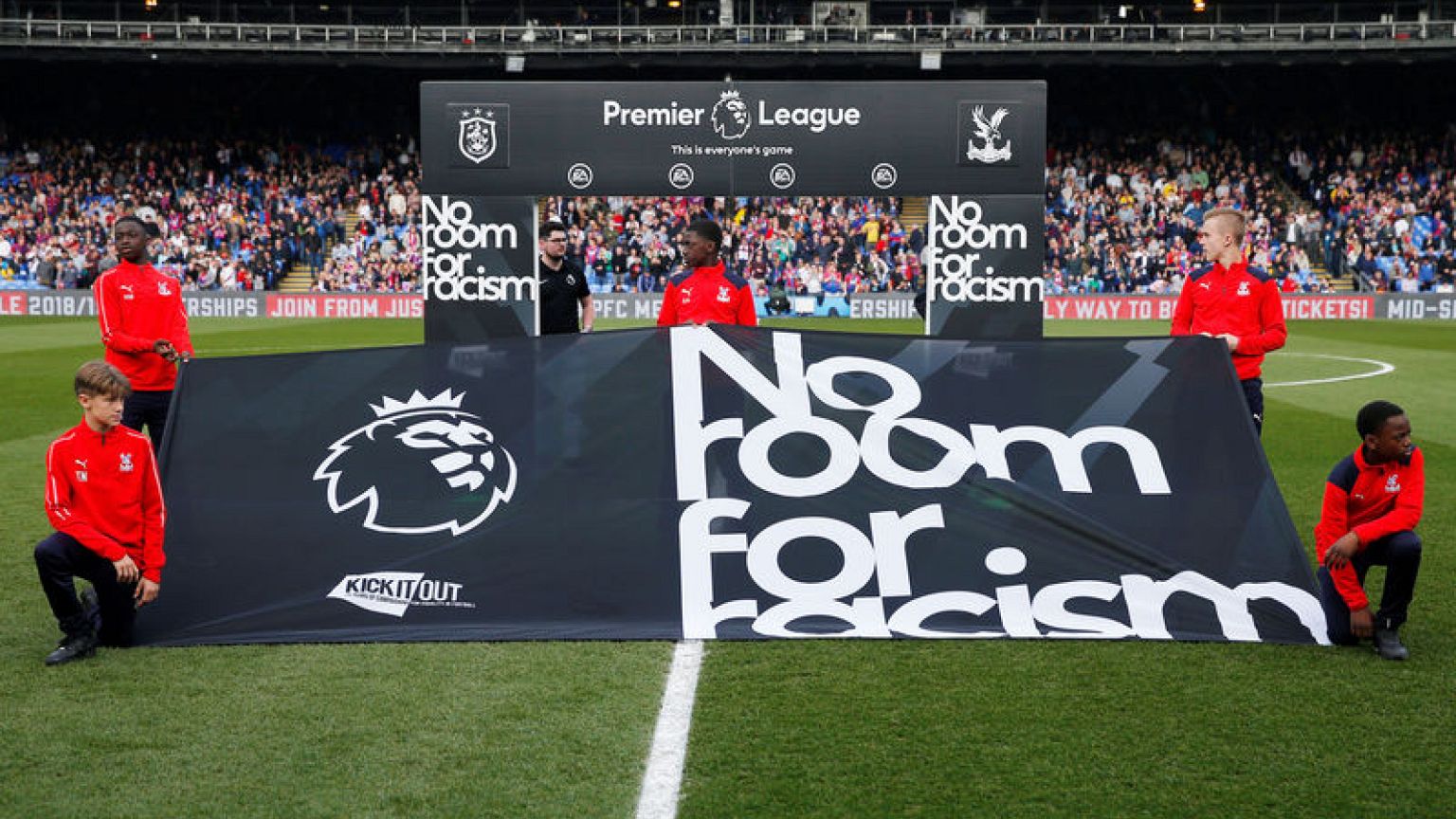 Footballers boycott social media for 24 hours in racism protest