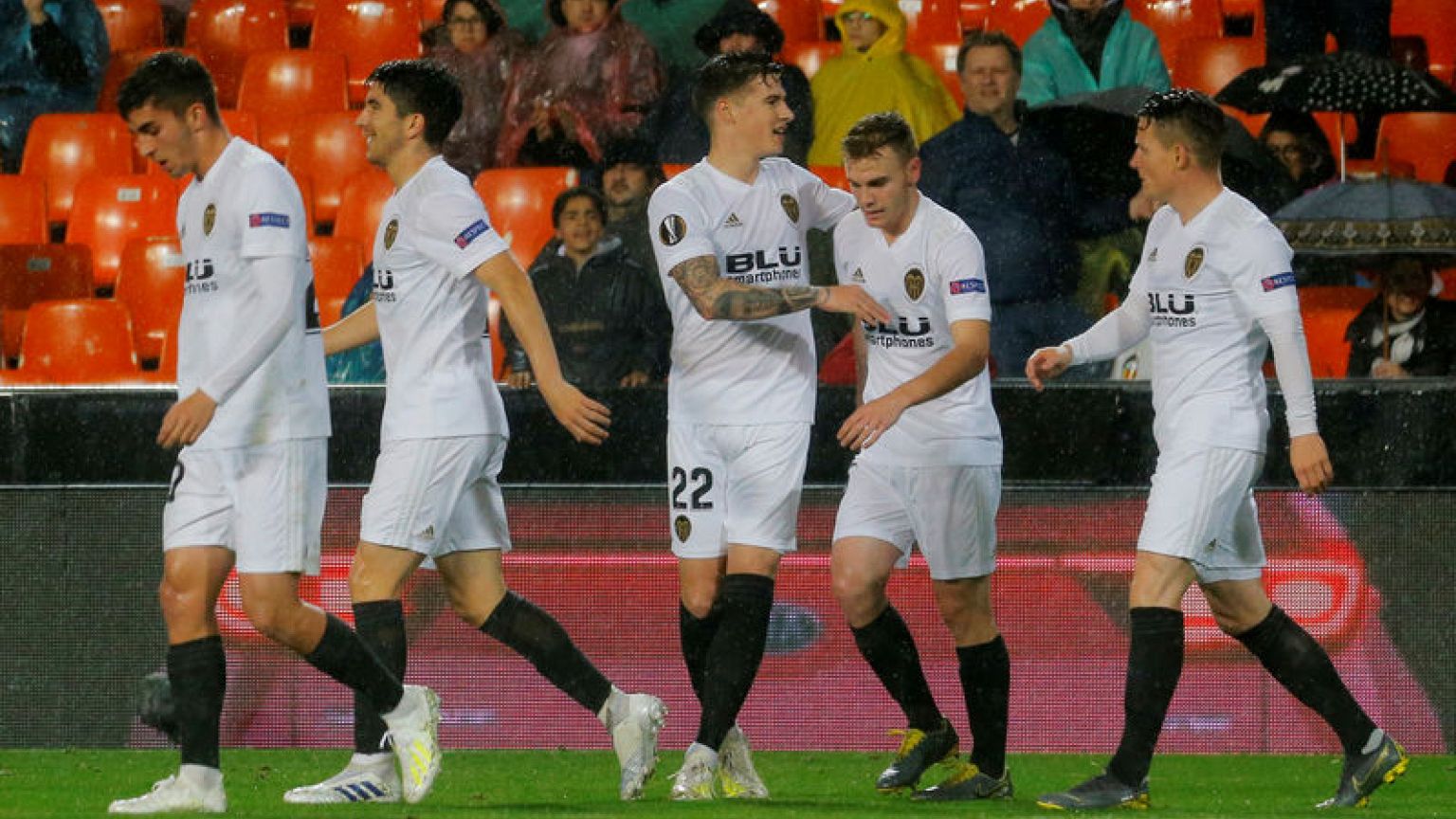 Valencia stroll into last four with 2-0 Villarreal win