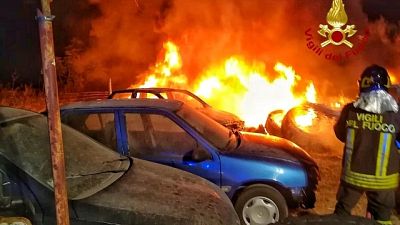 Incendiata auto giornalista sarda Incendiata auto giornalista sarda