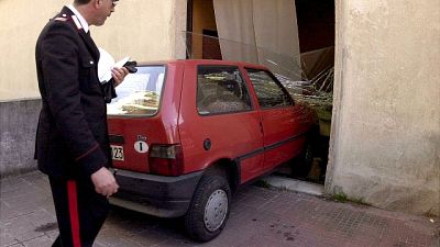 Perde controllo auto e sfonda vetrina Perde controllo auto e sfonda vetrina
