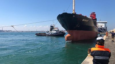 La Efe Murat lascia il porto di Bari La Efe Murat lascia il porto di Bari