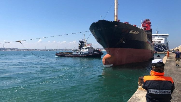La Efe Murat lascia il porto di Bari