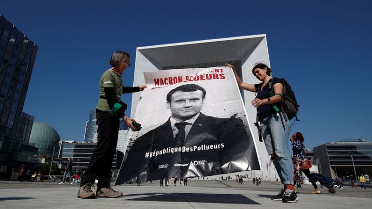نشطاء مدافعون عن البيئة يغلقون مداخل سوسيتيه جنرال وشركات طاقة في فرنسا
