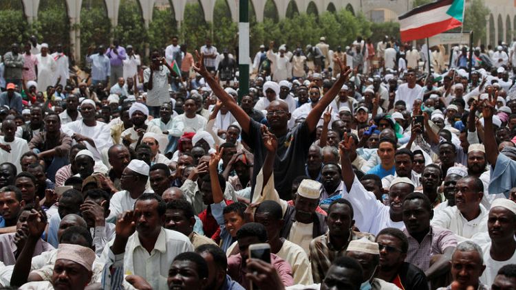 المحتجون في السودان يتحدٌون الحر الشديد والإجهاد ويواصلون المطالبة بحكم مدني