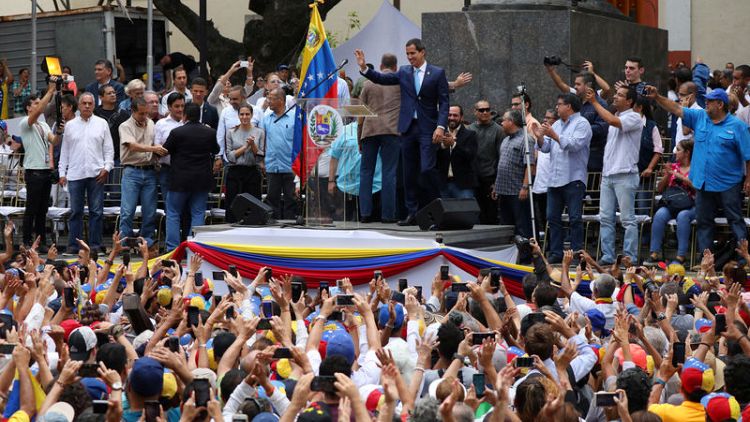 جوايدو يدعو لتنظيم "أكبر مسيرة في التاريخ" في فنزويلا لخلع مادورو