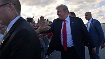 Donald Trump salue des partisans en Floride le 18 avril 2019