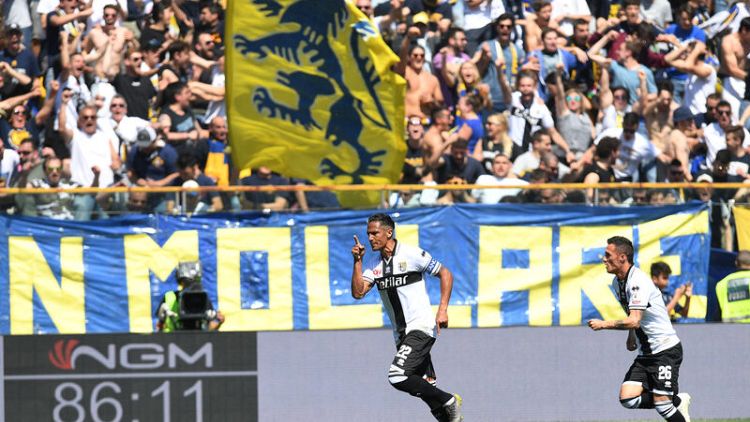 Late Alves free kick denies Milan win at Parma