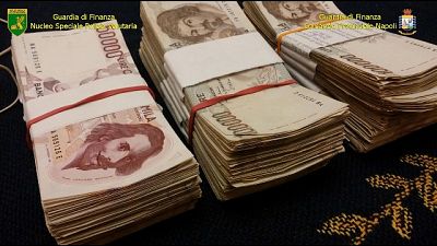 40mila euro in forno,fidanzata li brucia 40mila euro in forno,fidanzata li brucia