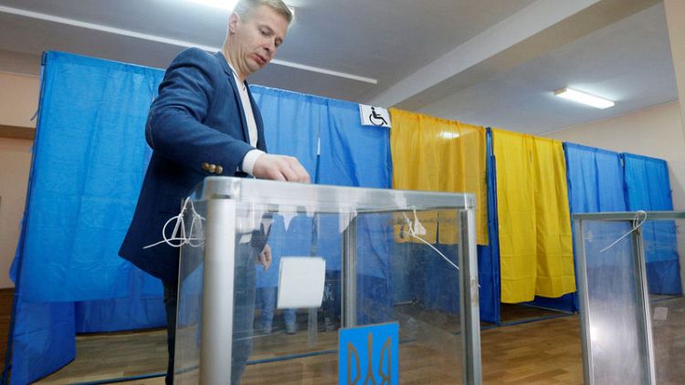 استطلاعان: فوز ساحق للممثل الكوميدي زيلينسكي بانتخابات الرئاسة في أوكرانيا