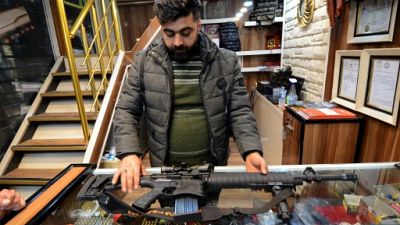 A Mossoul après l'EI, les armes se vendent et inquiètent